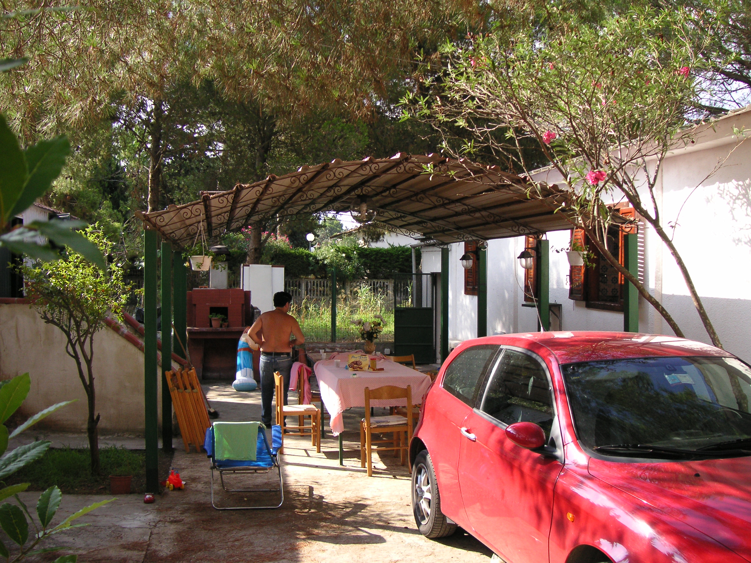 Casa di Paestum, a sinistra (non si vede) la vecchia casa di ferro in ricostruzione