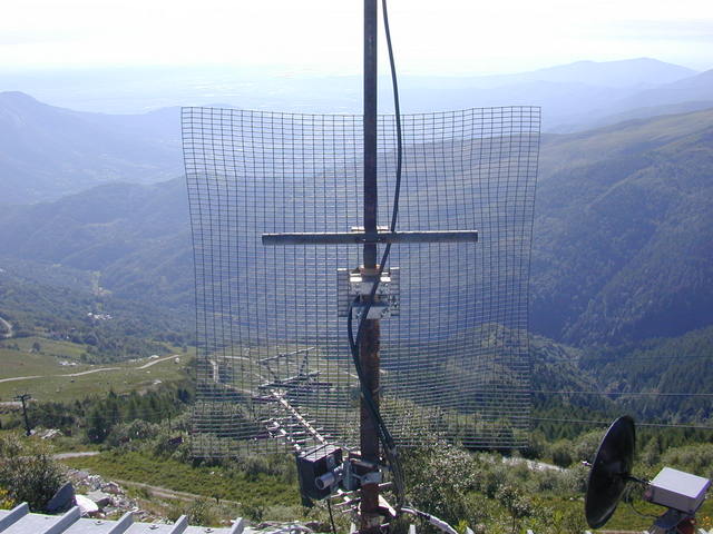 Wifi antenna and in the bottom the
camera of IR1UCH ATV repeater